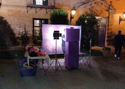 photocall con gente de fiesta en una boda con atrezzo y fondo colores. Alquiler fotomatón deluxe para bodas y eventos en Madrid