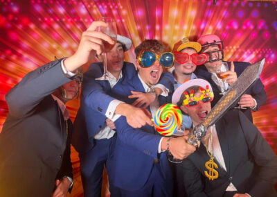 photocall con gente de fiesta en una boda con atrezzo y fondo colores. Alquiler fotomatón deluxe para bodas y eventos en Madrid