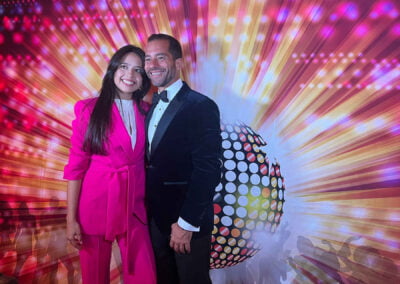 photocall con gente de fiesta en una boda con atrezzo y fondo colores. Alquiler fotomatón deluxe para bodas y eventos en Madrid