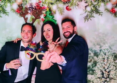 photocall con gente de fiesta en una boda con atrezzo y fondo colores. Alquiler fotomatón deluxe para bodas y eventos en Madrid